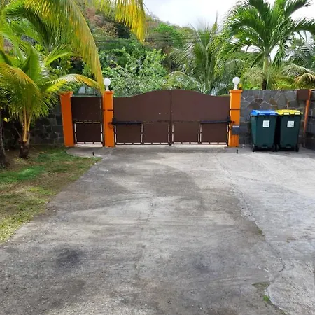 A 17 M² Avec Piscine Partagee * Le Robert